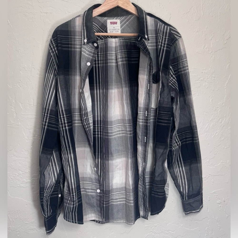 LEVI'S BUTTON-DOWN LONG-SLEEVED BLACK, GREY, AND WHITE PLAID SHIRT SIZE M